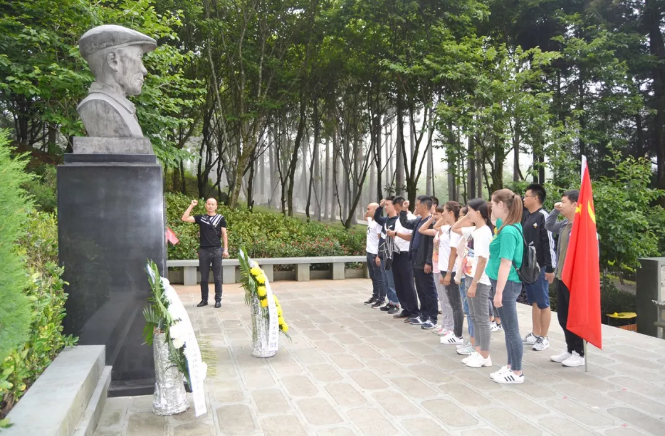 中共保山安利醫(yī)院有限責任公司支部委員會開展“不忘初心，牢記使命”愛國主義專題教育活動