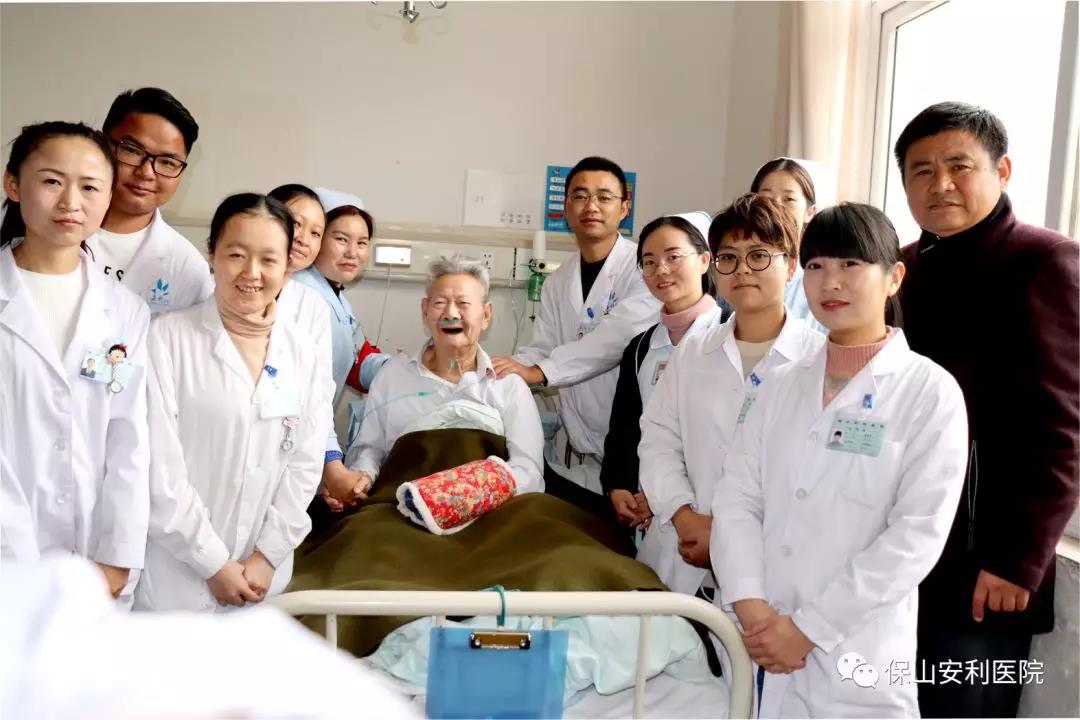 97歲八路老戰(zhàn)士身患多種疾病，常年住院視醫(yī)院為家，醫(yī)護(hù)為親人
