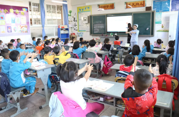 保山安利醫(yī)院為隆陽區(qū)四小、五小、七小、漢莊小學(xué)、永昌小學(xué)開展復(fù)學(xué)疫情防護(hù)知識培訓(xùn)