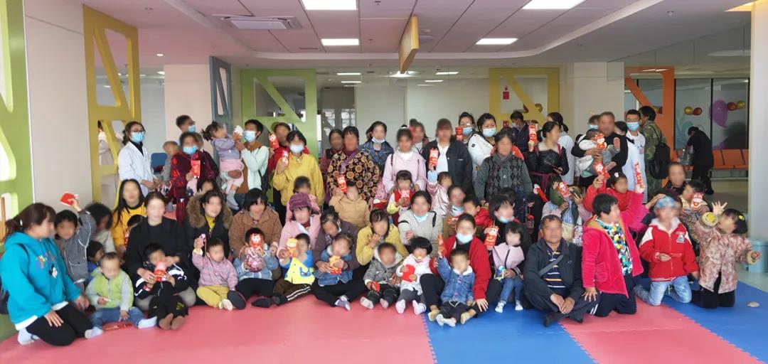 “大手牽小手”康復(fù)兒童喜迎元旦！