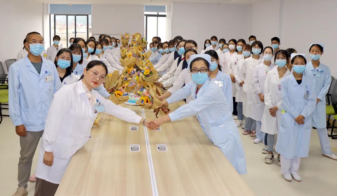 【保山安利醫(yī)院】雙節(jié)同慶，用祝福和鮮花感謝默默付出的治療師和教師們