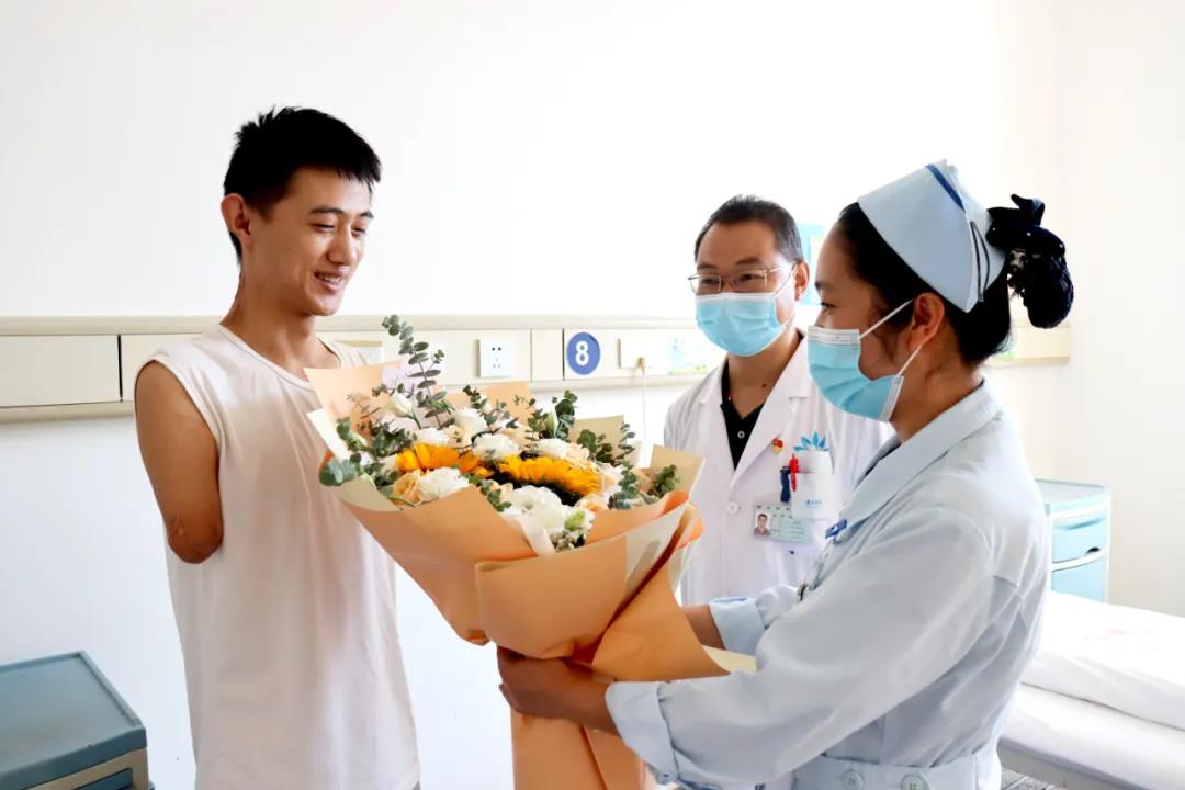 【保山安利醫(yī)院】雖然失去了雙臂，但他用堅(jiān)強(qiáng)、樂觀的態(tài)度讓生活充滿陽光！