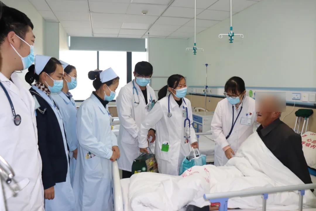 【保山安利醫(yī)院】寒冬雖冷，但爺爺的心是暖的，早已把醫(yī)院當家醫(yī)護當親人！