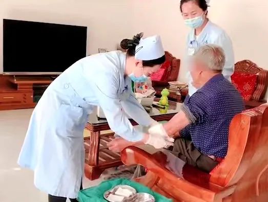 【保山安利醫(yī)院】82歲爺爺與老伴居家，在院手術(shù)后換藥不便，居家護(hù)理上門服務(wù)解難題