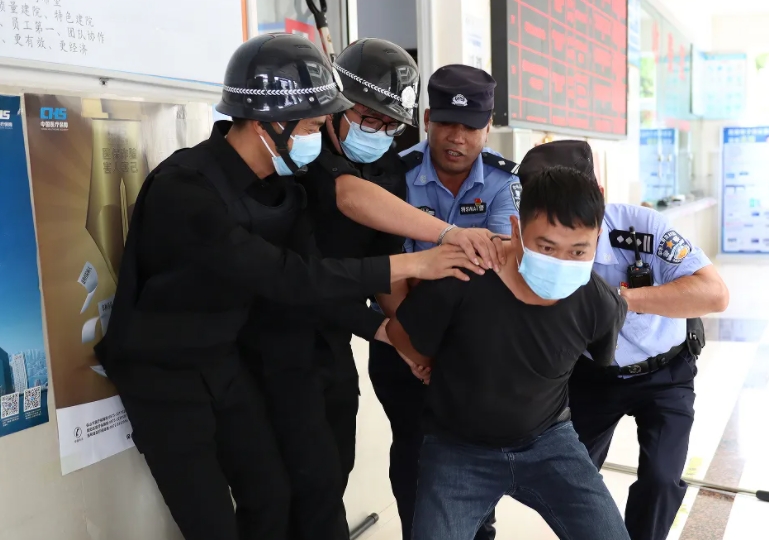 警醫(yī)聯(lián)動丨反恐防暴應(yīng)急演練，筑牢醫(yī)院安全防線