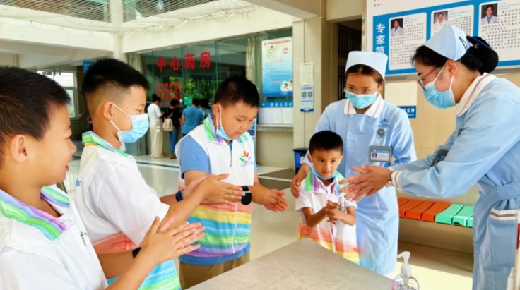 保山安利醫(yī)院暑期志愿者活動(dòng)紀(jì)實(shí)：愛心橋梁，溫暖傳遞