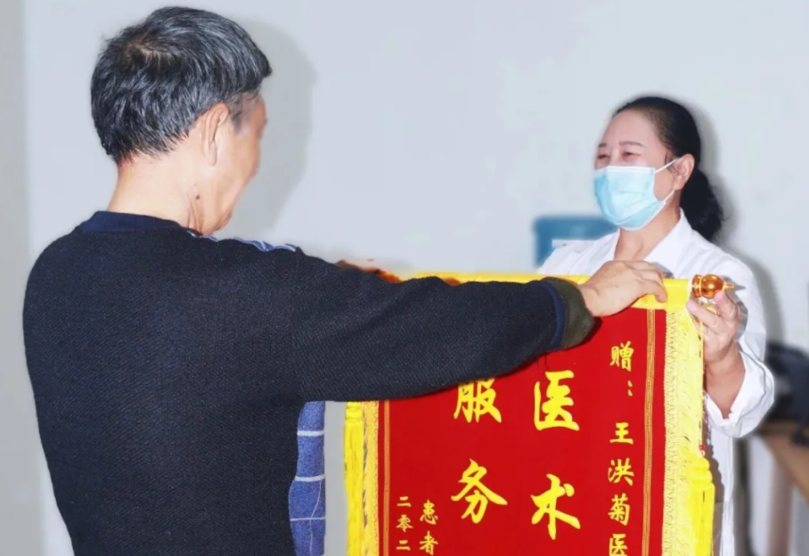 致敬醫(yī)者仁心 | 一面錦旗，一份信賴，一段暖心的醫(yī)患情